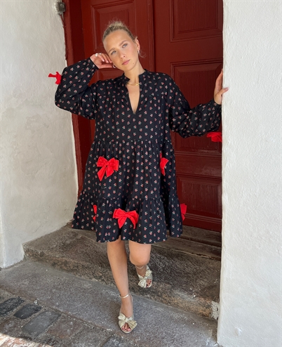 Sissel Edelbo Bow Organic Cotton Dress Black w. Red Roses - Shop Online Her